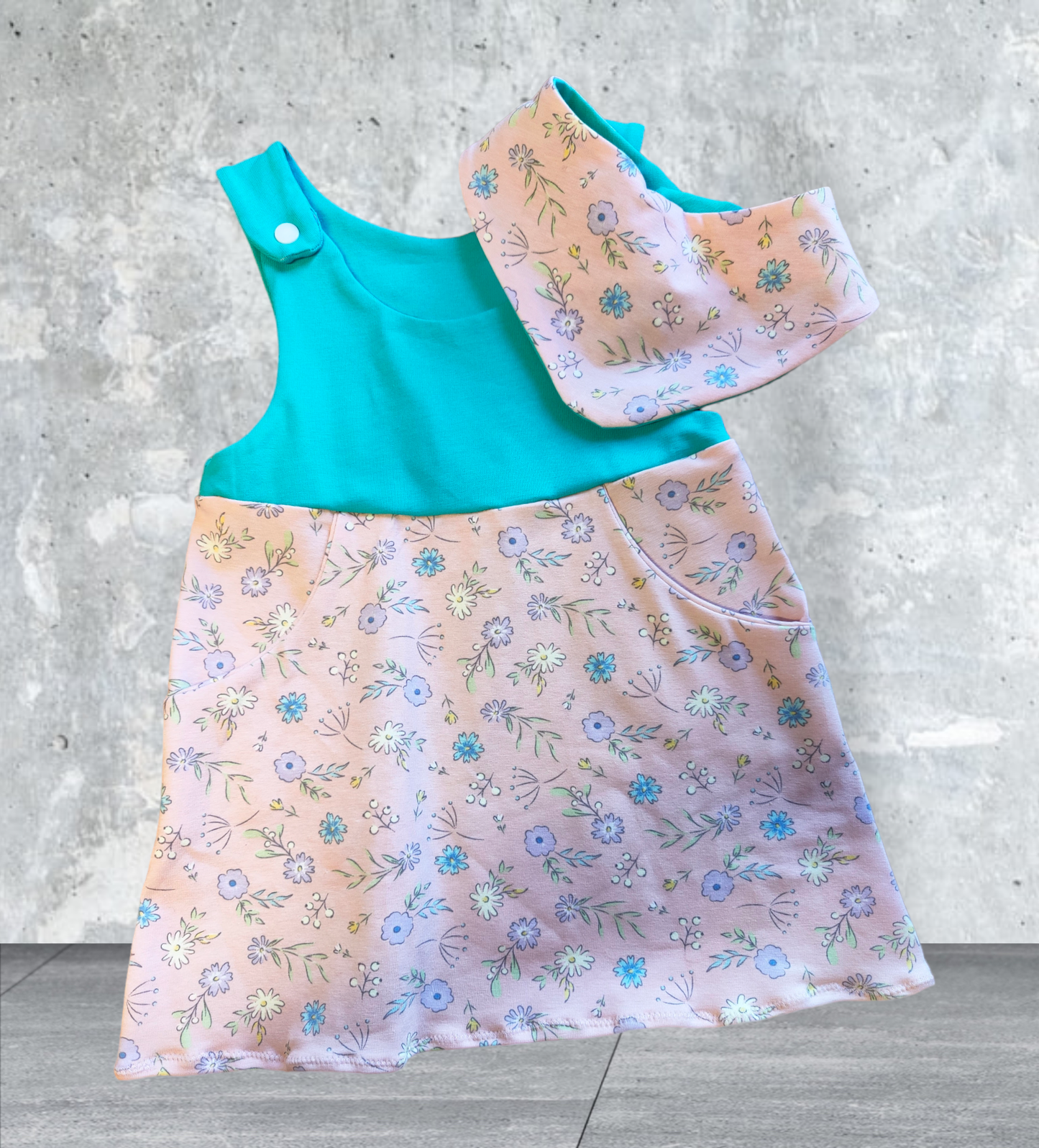 Latzkleid & Halstuch Größe 80 - Blümchen